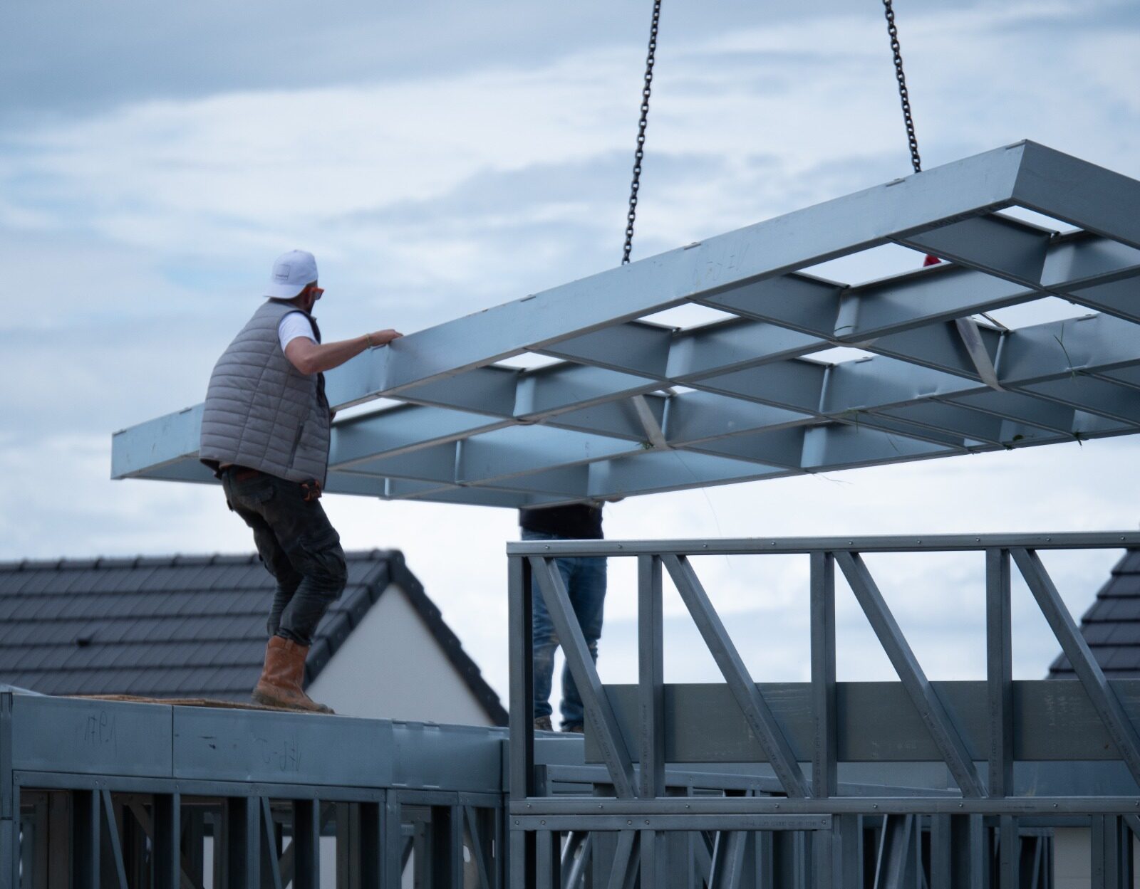 Levage d’un élément de structure métallique sur le chantier de Morthomiers